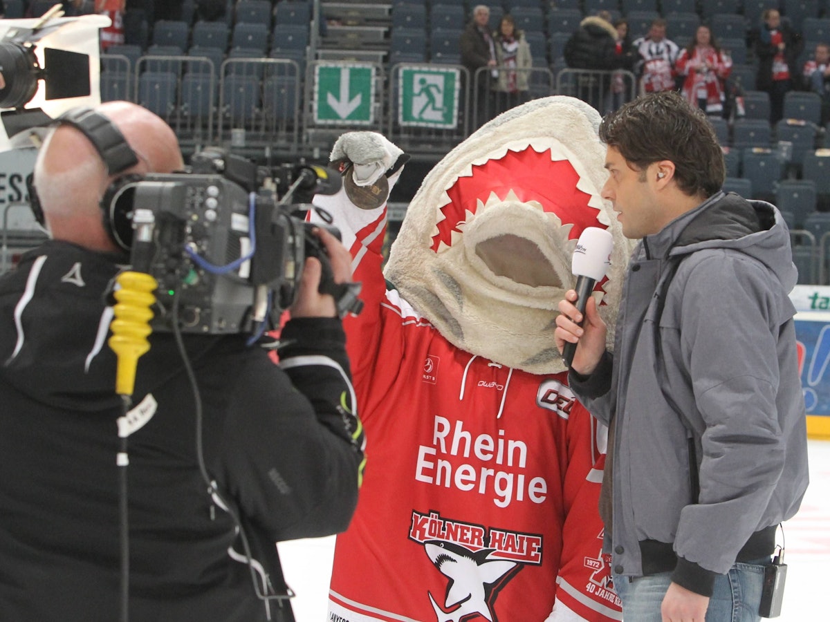 Sharky steht vor der Kamera für ein Interview.