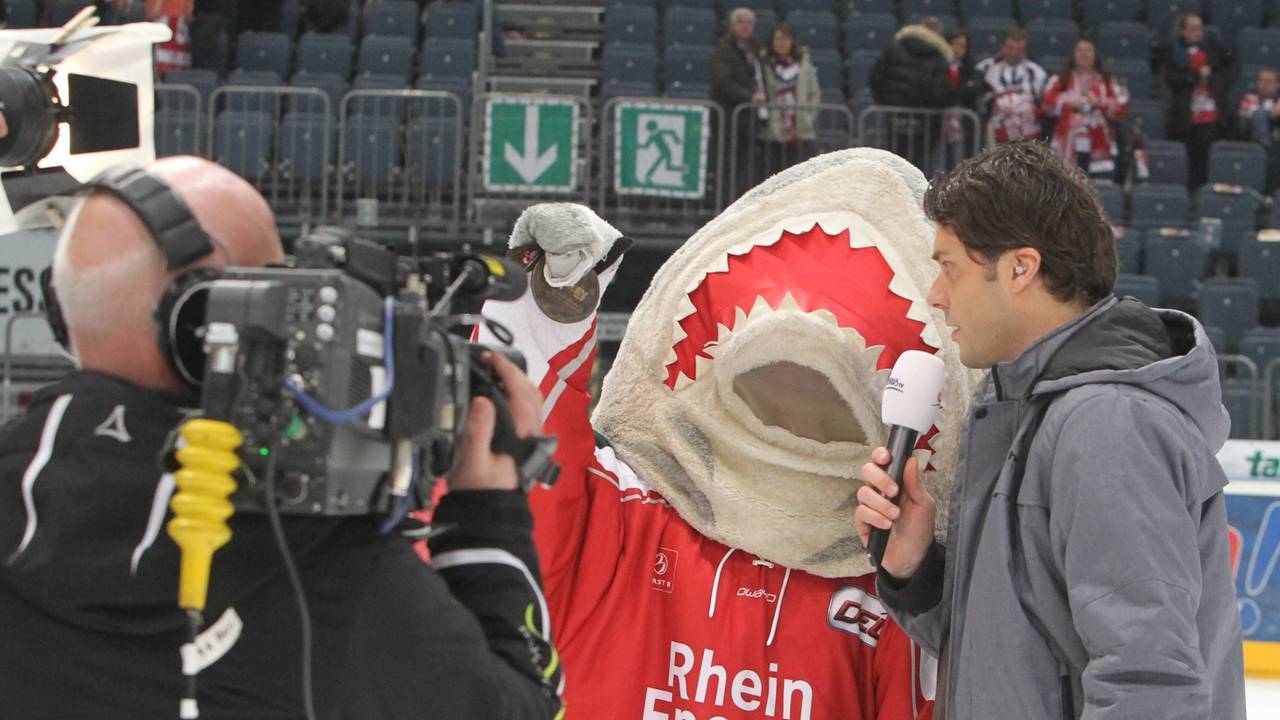 Sharky steht vor der Kamera für ein Interview.