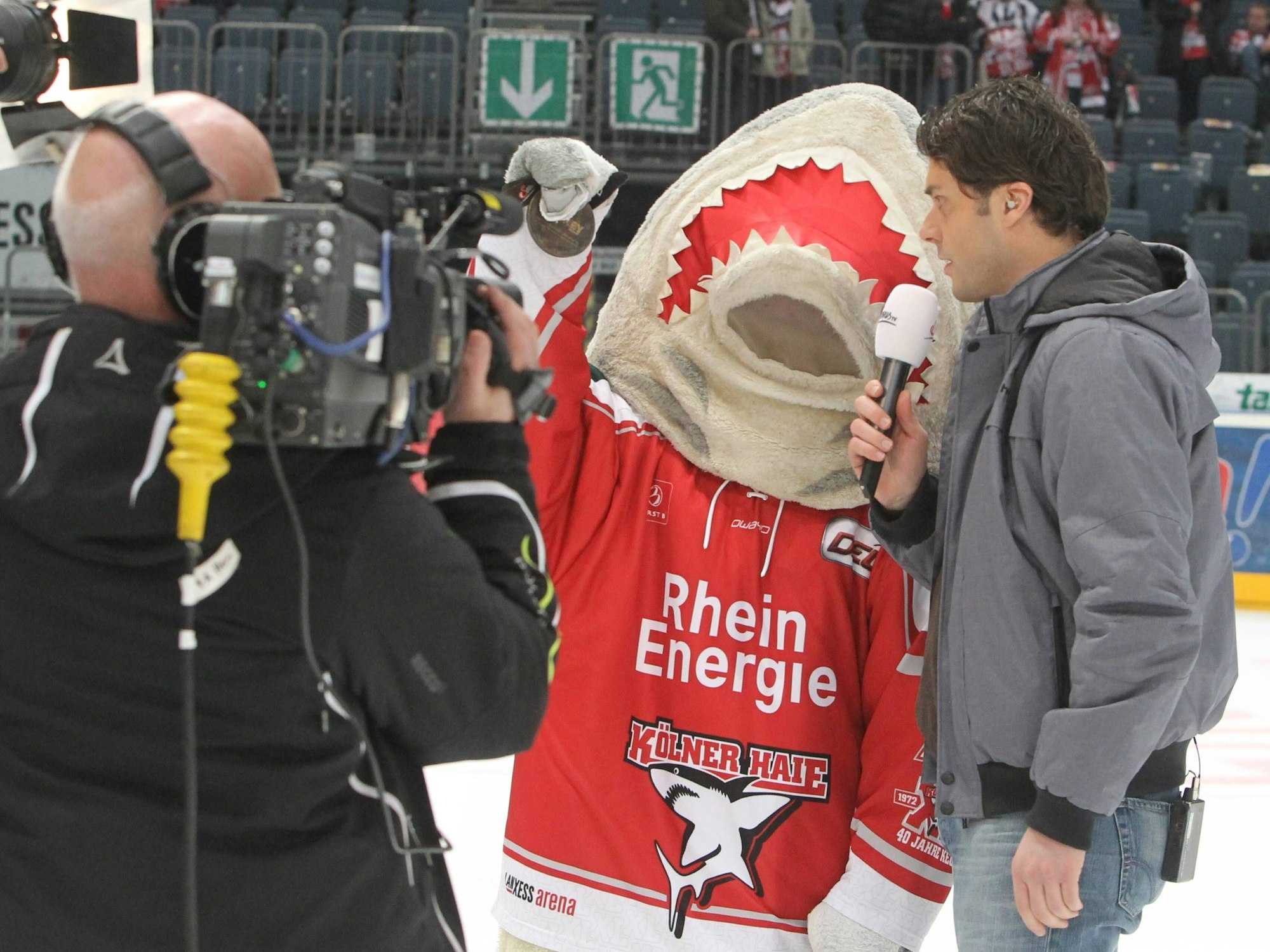 Sharky steht vor der Kamera für ein Interview.