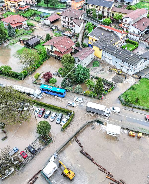 Überflutete Straßen in Carema in Piemont in Italien (Aufnahme mit einer Drohne). Im Norden Italiens sind nach heftigen Regenfällen zahlreiche Flüsse über die Ufer getreten. Besonders betroffen ist die Region Piemont. Dort näherte sich der Fluss Po der gefährlichen Marke.