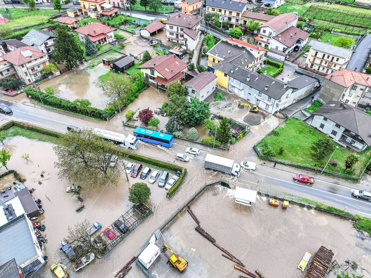 Überflutete Straßen in Carema in Piemont in Italien (Aufnahme mit einer Drohne). Im Norden Italiens sind nach heftigen Regenfällen zahlreiche Flüsse über die Ufer getreten. Besonders betroffen ist die Region Piemont. Dort näherte sich der Fluss Po der gefährlichen Marke.