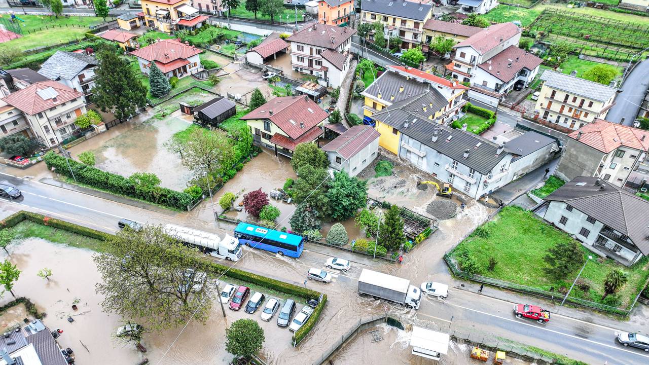 Überflutete Straßen in Carema in Piemont in Italien (Aufnahme mit einer Drohne). Im Norden Italiens sind nach heftigen Regenfällen zahlreiche Flüsse über die Ufer getreten. Besonders betroffen ist die Region Piemont. Dort näherte sich der Fluss Po der gefährlichen Marke.