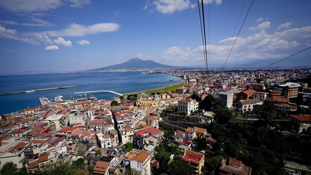 Die Seilbahn am Monte Faito mit Blick auf den Golf von Neapel, wo sich ein Unglück mit mindestens drei Todesopfern ereignete. Das Symbolfoto stammt aus dem Jahr 2016.
