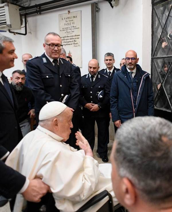 Papst Franziskus ist am Gründonnerstag (17. April 2025) zu Besuch im Gefängnis Regina Coeli. Auf die traditionelle Fußwaschung musste er aus gesundheitlichen Gründen verzichten.