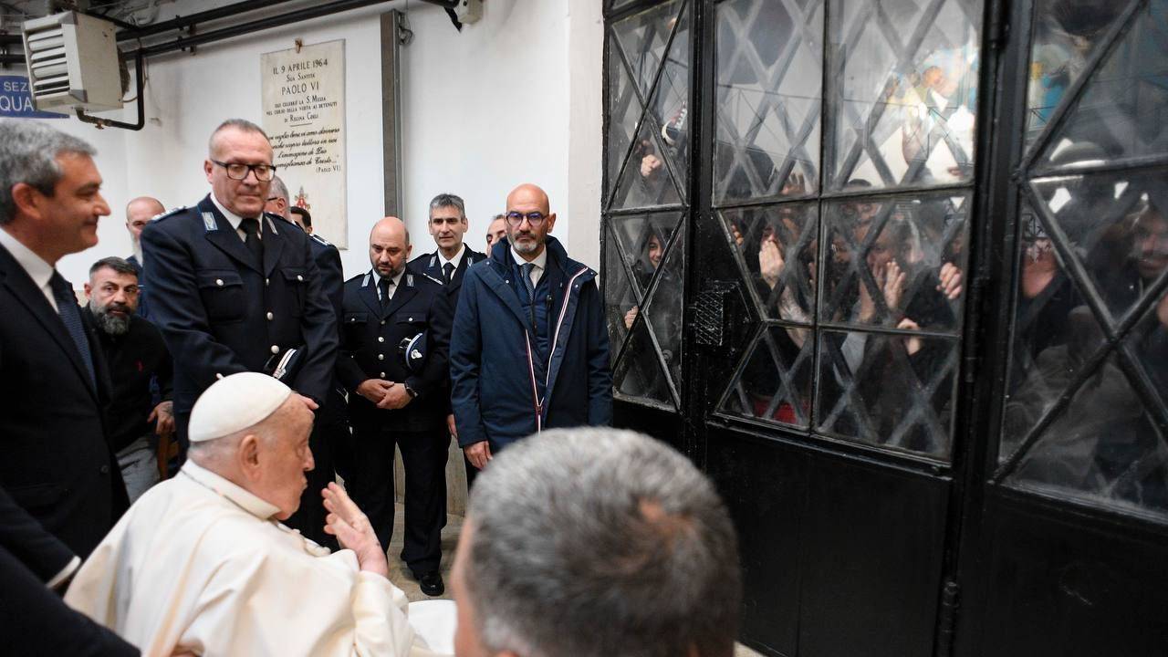 Papst Franziskus ist am Gründonnerstag (17. April 2025) zu Besuch im Gefängnis Regina Coeli. Auf die traditionelle Fußwaschung musste er aus gesundheitlichen Gründen verzichten.