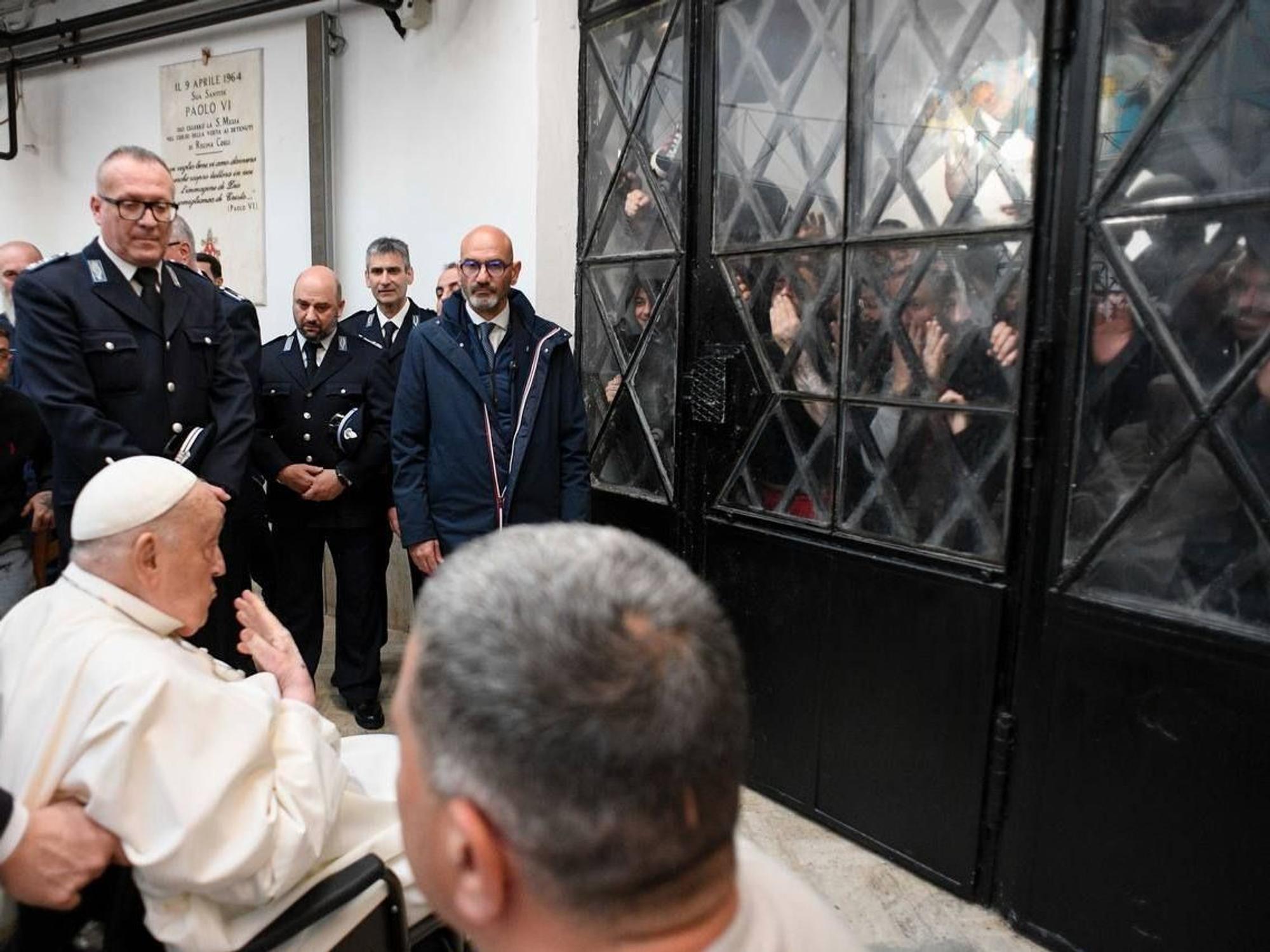 Papst Franziskus ist am Gründonnerstag (17. April 2025) zu Besuch im Gefängnis Regina Coeli. Auf die traditionelle Fußwaschung musste er aus gesundheitlichen Gründen verzichten.