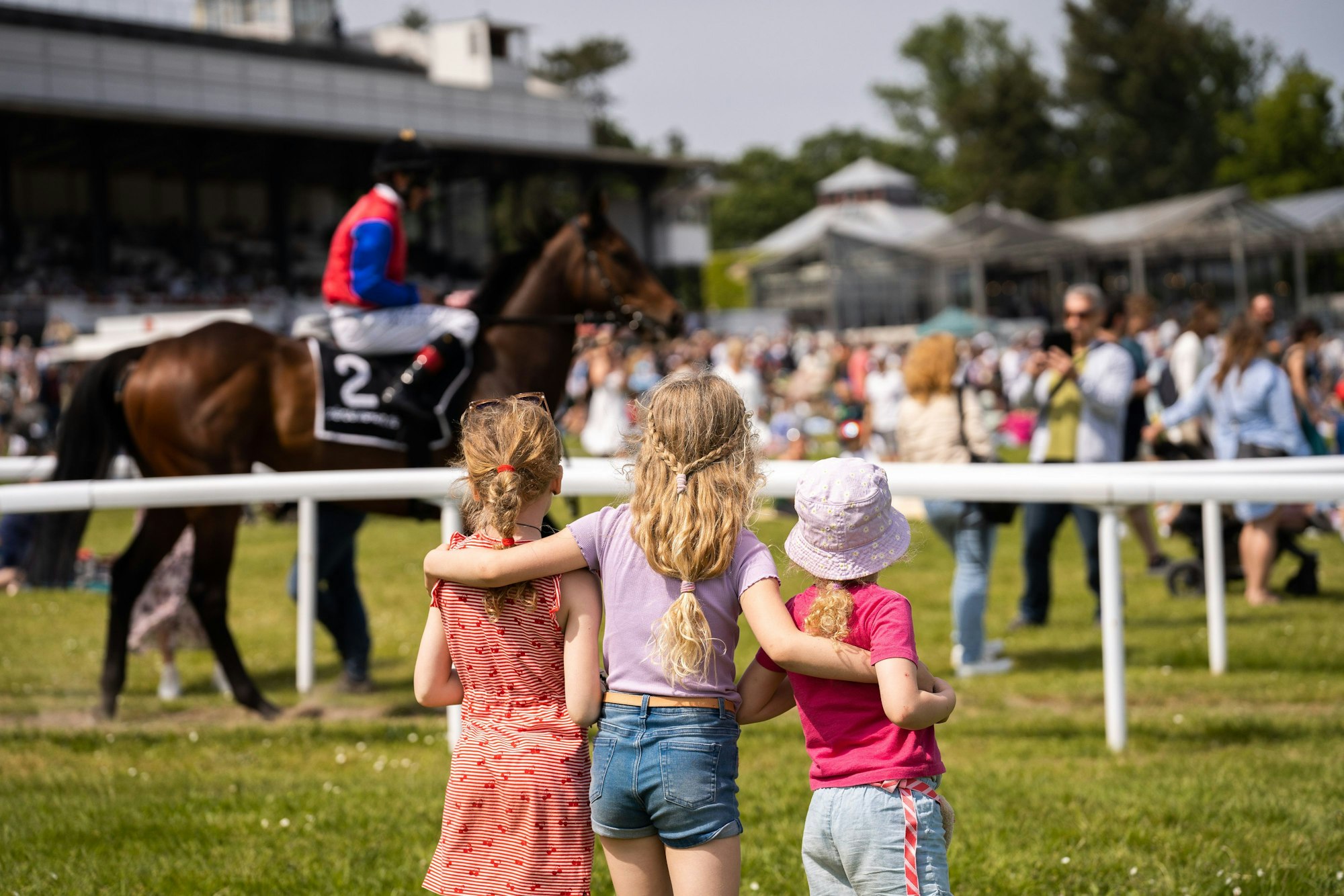 Kölner Renn-Verein 1897 e. V. Galopprennbahn in Köln Weidenpesch mit 3 Kindern und Pferd.