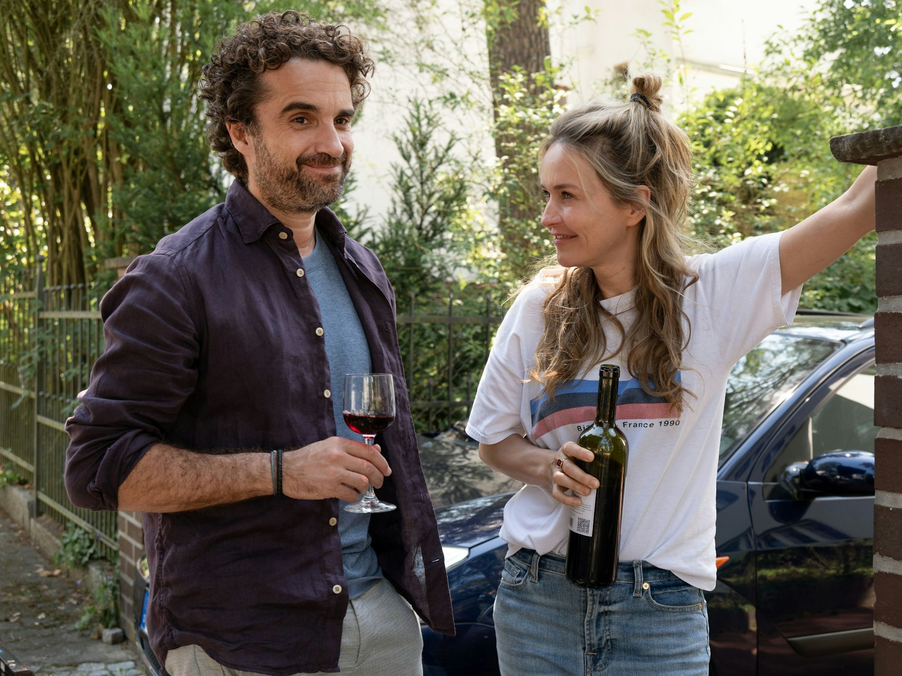 Die Bachmanns: Miriam (Stefanie Stappenbeck) und Markus (Oliver Wnuk) schmunzeln über das streitende Ex-Paar