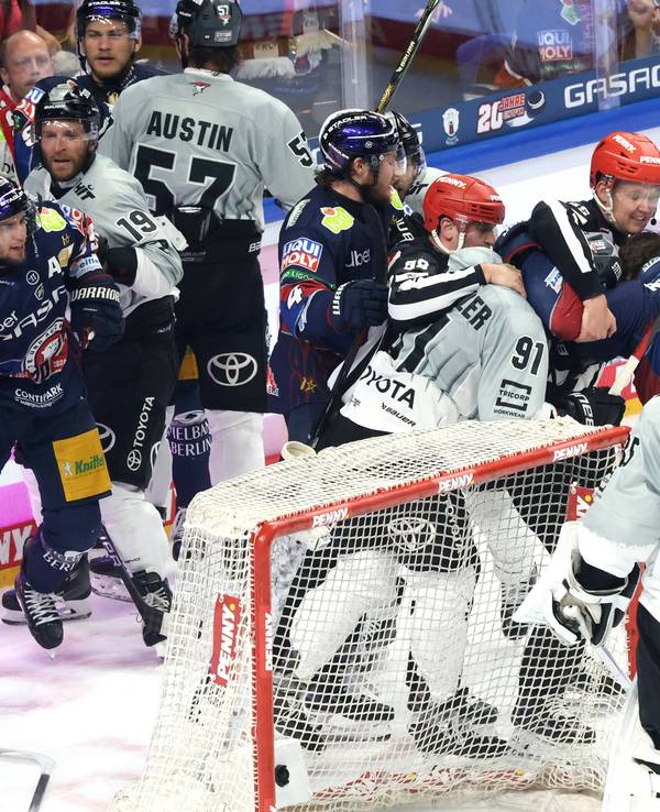 Meinungsverschiedenheiten im Duell zwischen den Eisbären Berlin und den Kölner Haien.