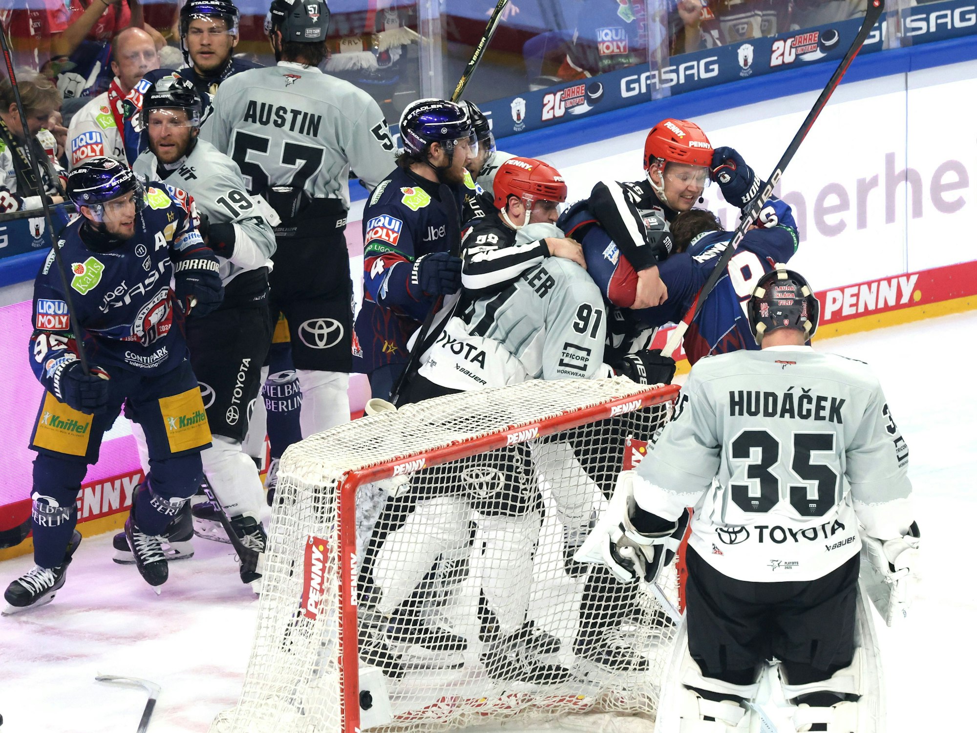 Meinungsverschiedenheiten im Duell zwischen den Eisbären Berlin und den Kölner Haien.