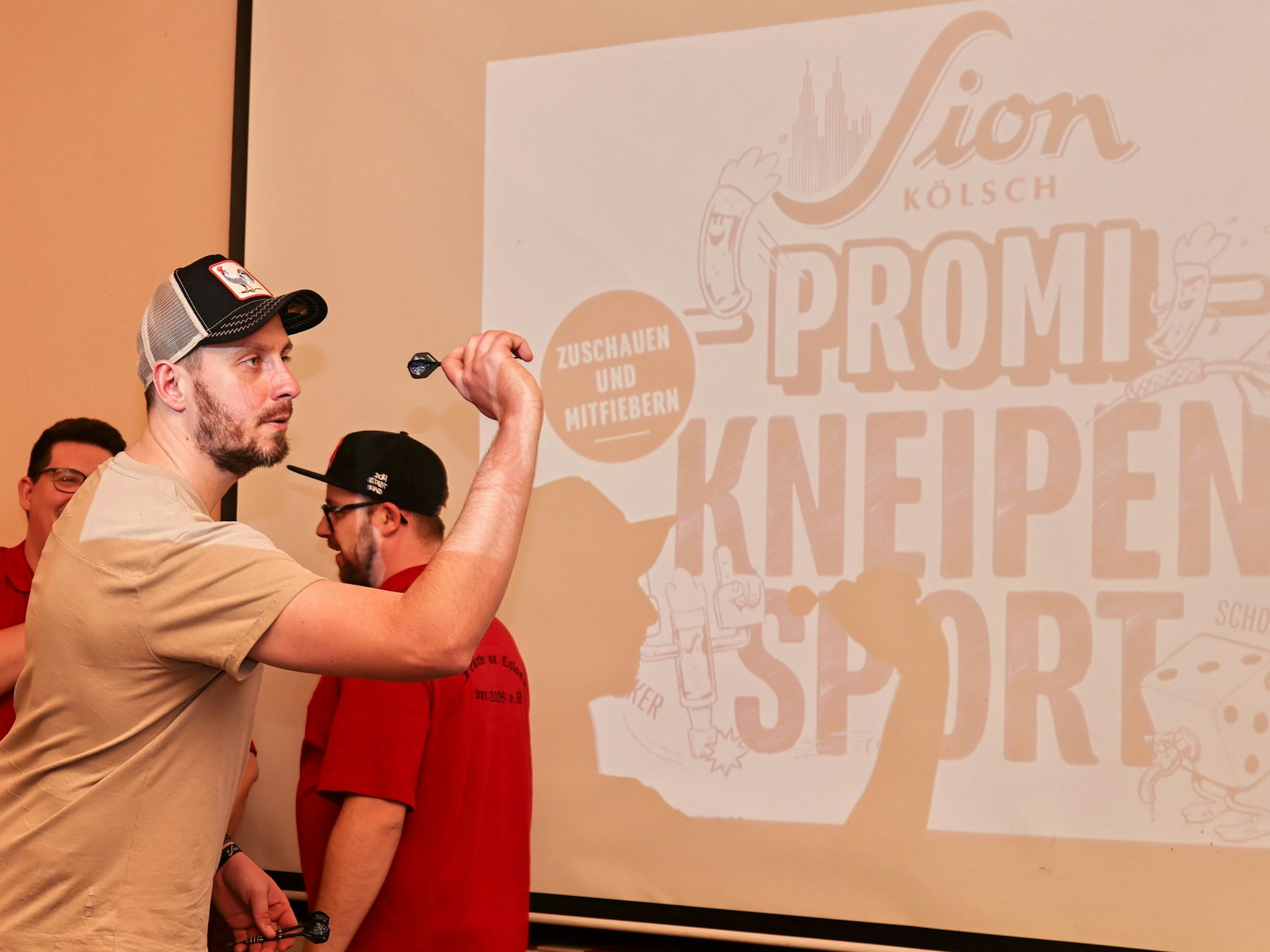 Ein Mann zielt mit einem Dartpfeil.