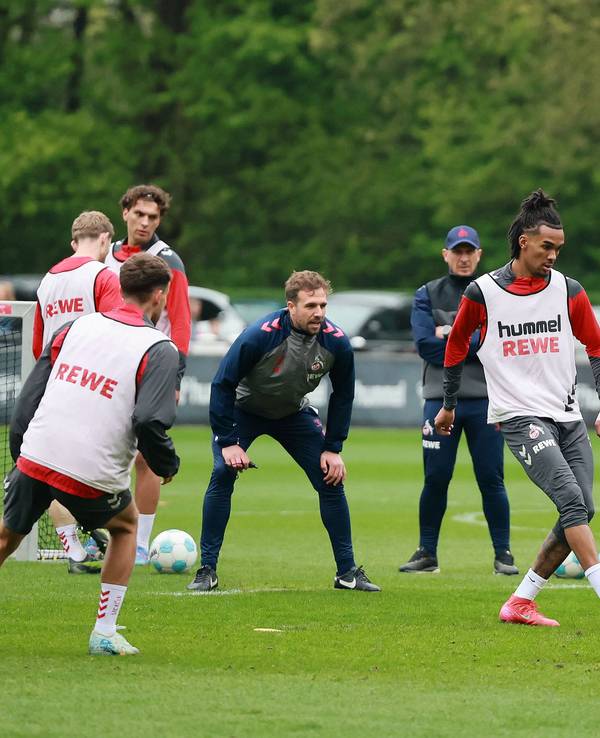 Damion Downs beim 1. FC Köln im Training zwischen mehreren Mitspielern.