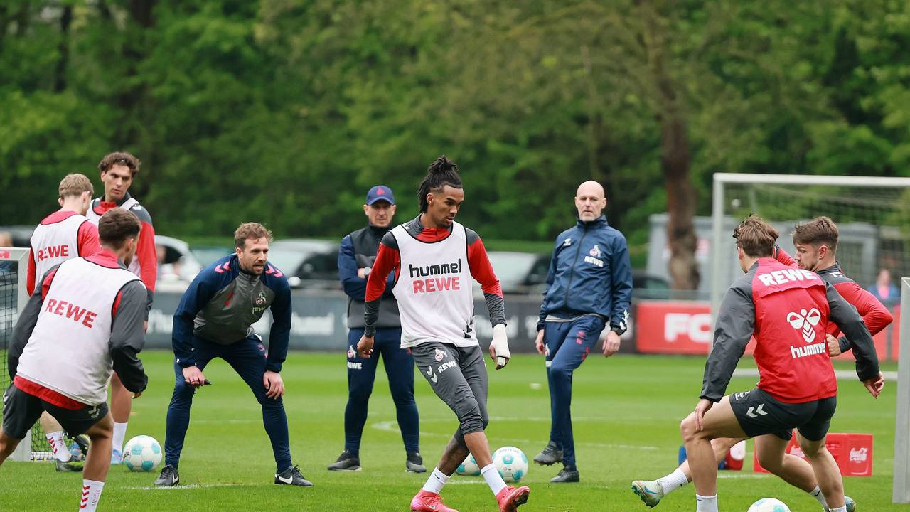 Damion Downs beim 1. FC Köln im Training zwischen mehreren Mitspielern.