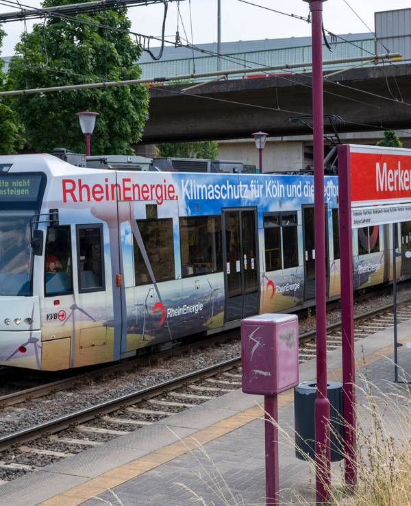Eine Bahn der Linie 12 steht an der Haltestelle Merkenich.