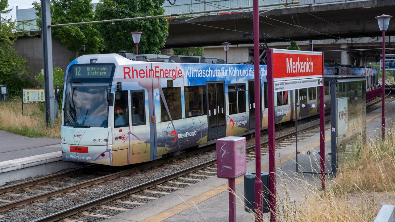 Eine Bahn der Linie 12 steht an der Haltestelle Merkenich.
