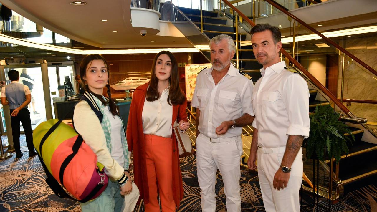 Lena Grimm (Mia Kasalo, l.) hat nach einem Streit mit ihrer Mutter Julia (Judith Williams, 2.v.l.) beschlossen, ihren Onkel Martin Grimm (Daniel Morgenroth, 2.v.r.) auf der Reise nach Miami zu begleiten. Kapitän Max Parger (Florian Silbereisen, r.) freut sich darüber.