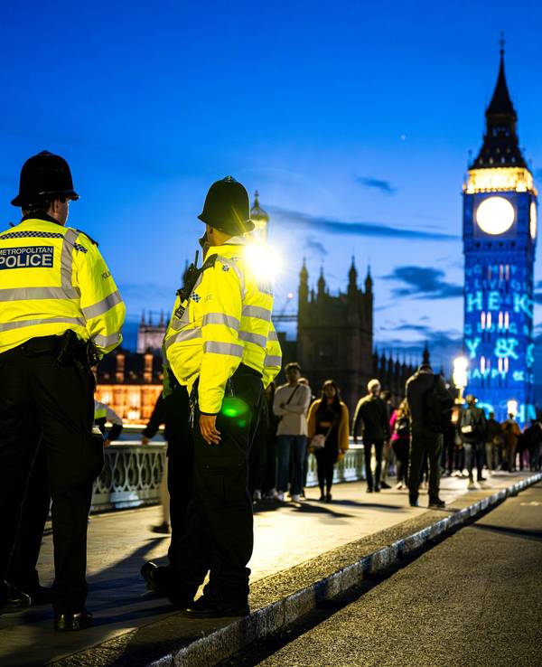 Polizisten vor einem der Wahrzeichen Londons, dem Big Ben.