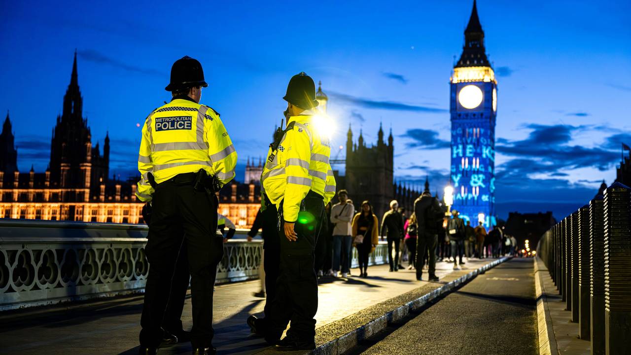 Polizisten vor einem der Wahrzeichen Londons, dem Big Ben.