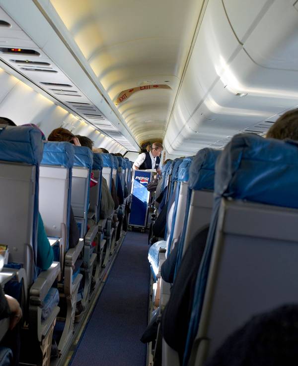 Blick in die Kabine an Bord eines Flugzeugs