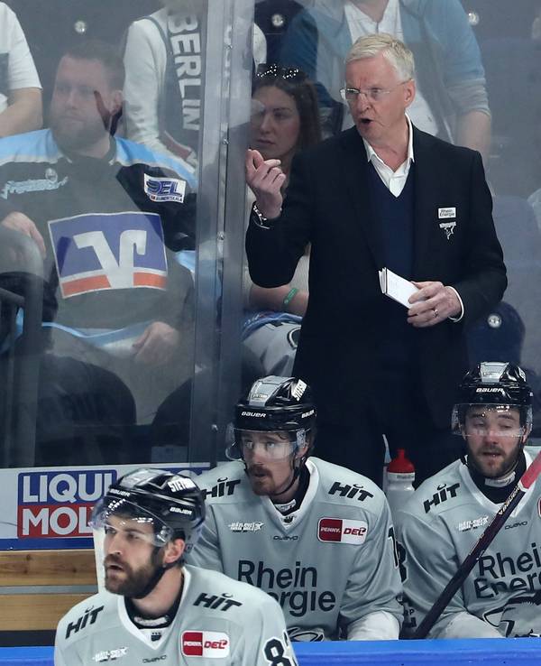 Kari Jalonen am 17. April 2025 beim Spiel der Kölner Haie gegen die Eisbären Berlin.