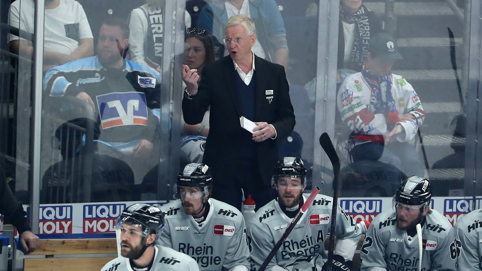 Kari Jalonen am 17. April 2025 beim Spiel der Kölner Haie gegen die Eisbären Berlin.