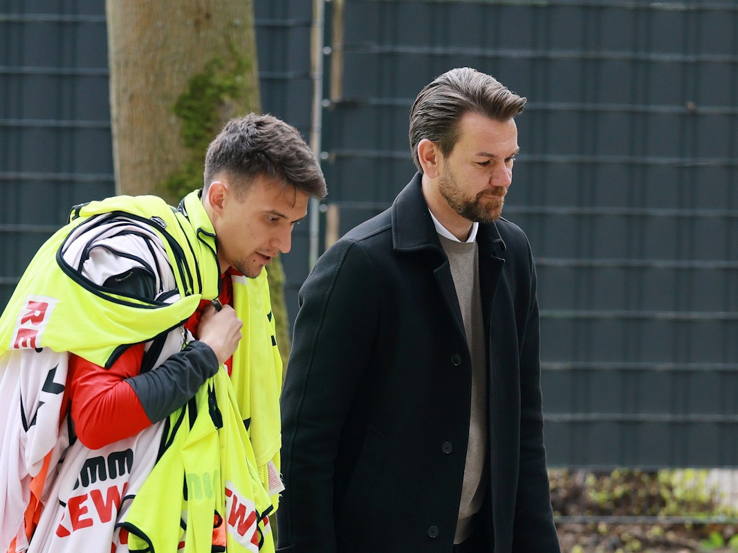 Thomas Kessler und Dejan Ljubicic unterhalten sich, Ljubicic trägt Leibchen durch die Gegend.