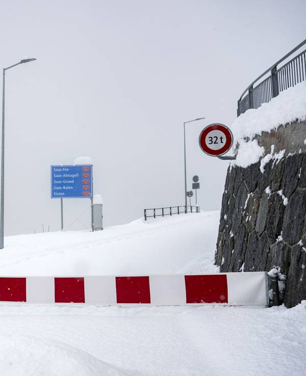 Mit einer Schranke wurde der Verkehr nach starkem Schneefall blockiert.
