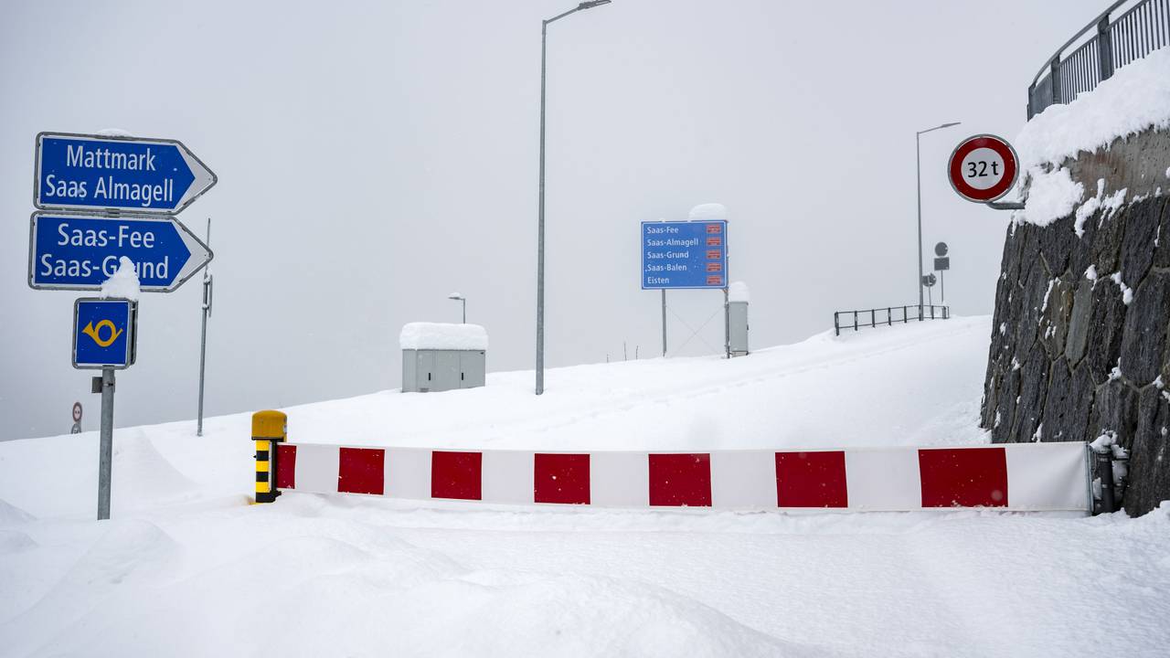 Mit einer Schranke wurde der Verkehr nach starkem Schneefall blockiert.