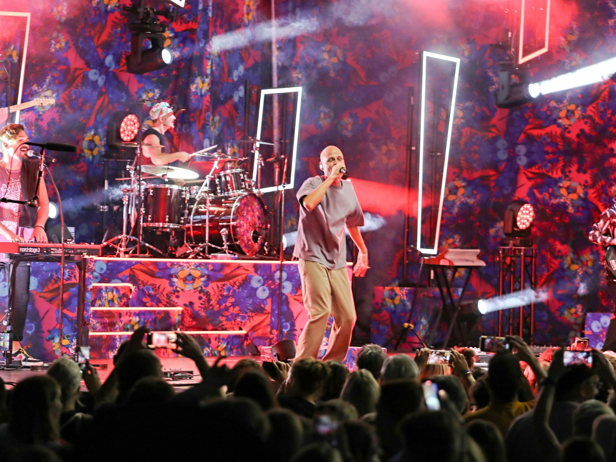 Ein Mann singt auf einer Bühne.