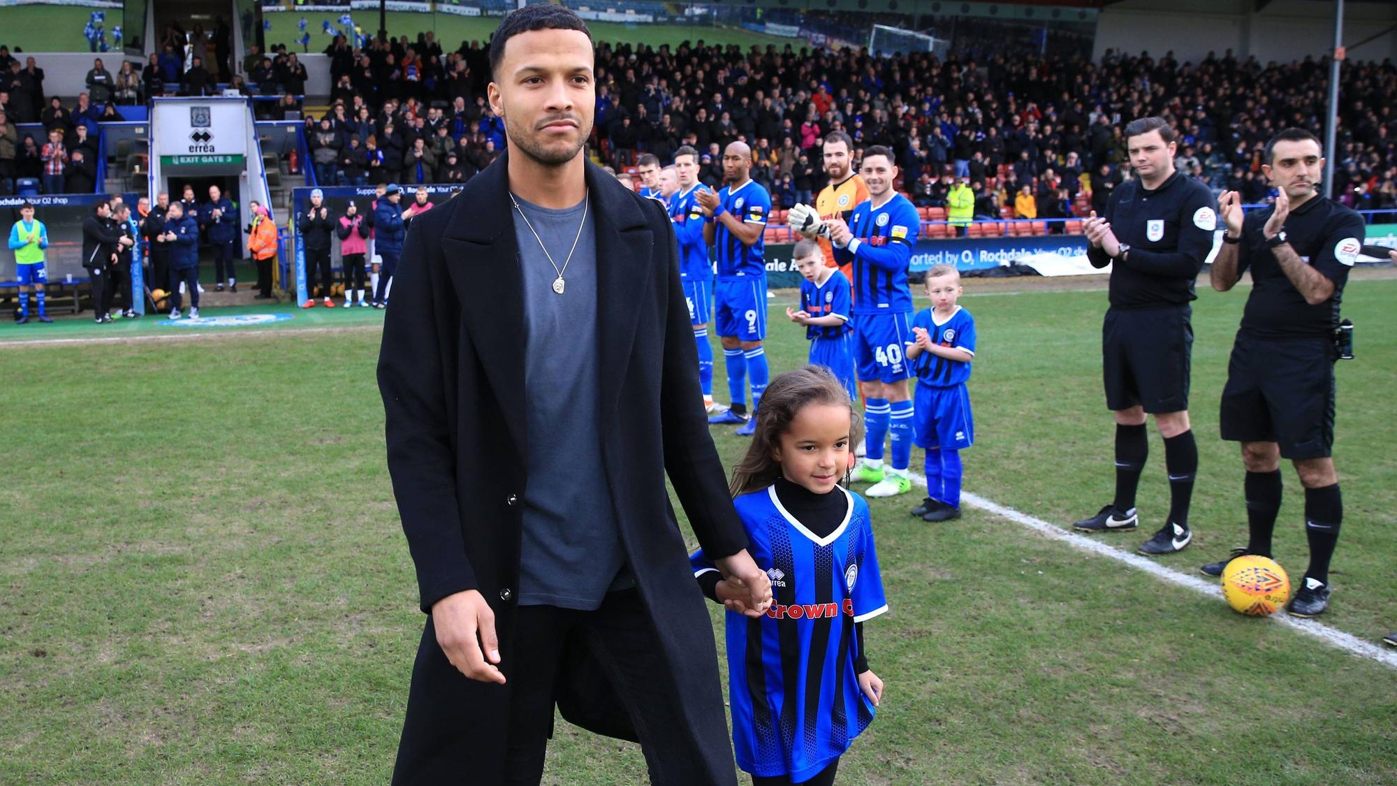 Joe Thompson geht auf den Platz.