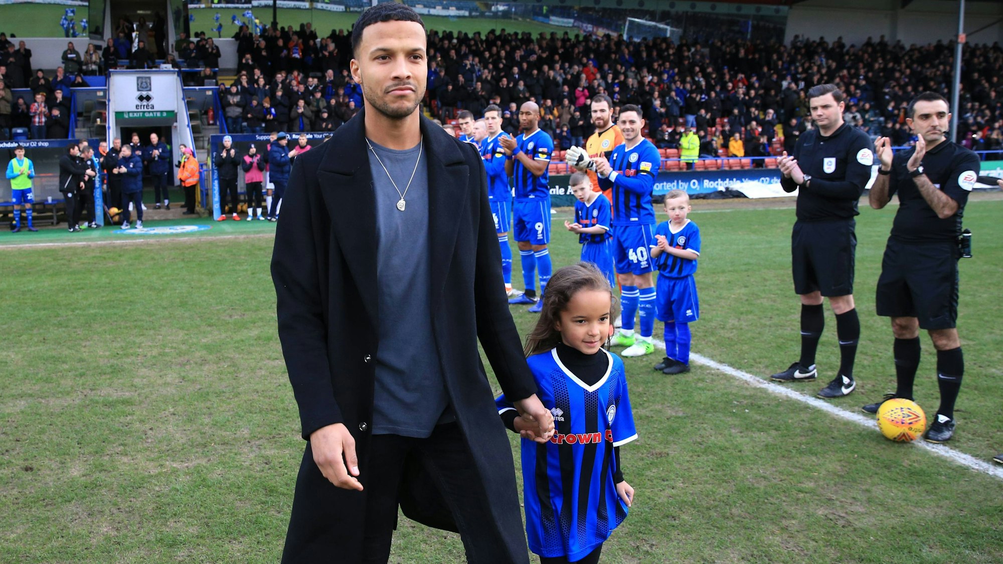 Joe Thompson geht auf den Platz.