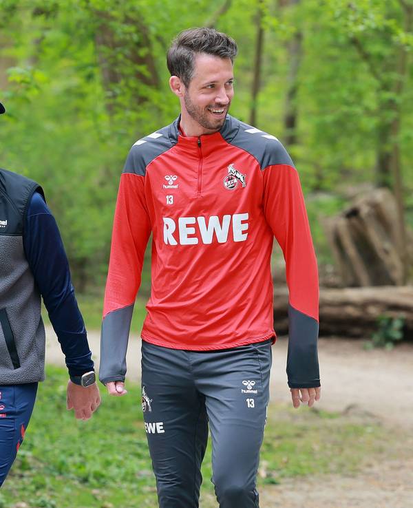 Gerhard Struber und Mark Uth unterhalten sich.