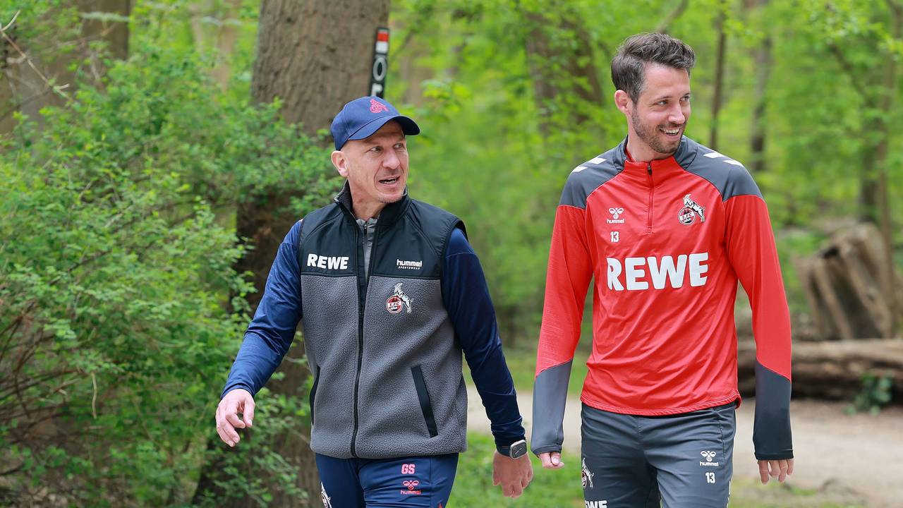 Gerhard Struber und Mark Uth unterhalten sich.