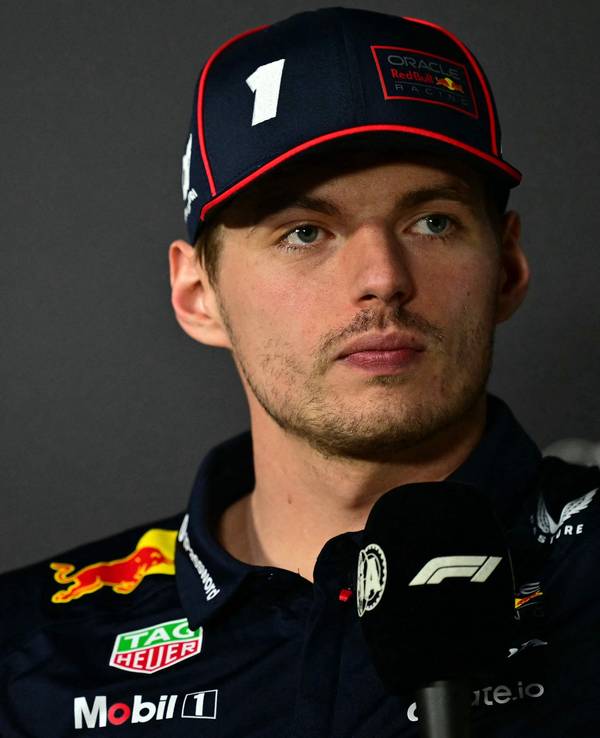 Max Verstappen hält ein Mikrofon in der Hand.