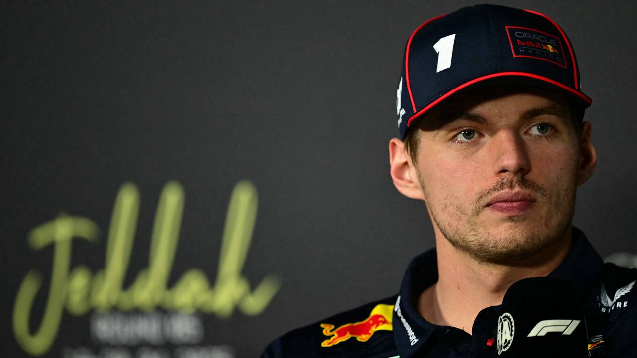 Max Verstappen hält ein Mikrofon in der Hand.