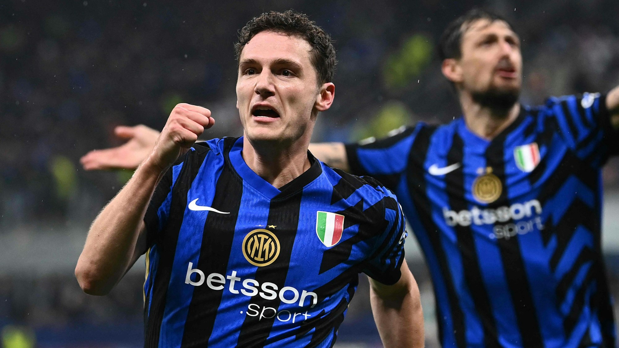 Benjamin Pavard (l.) jubelt.