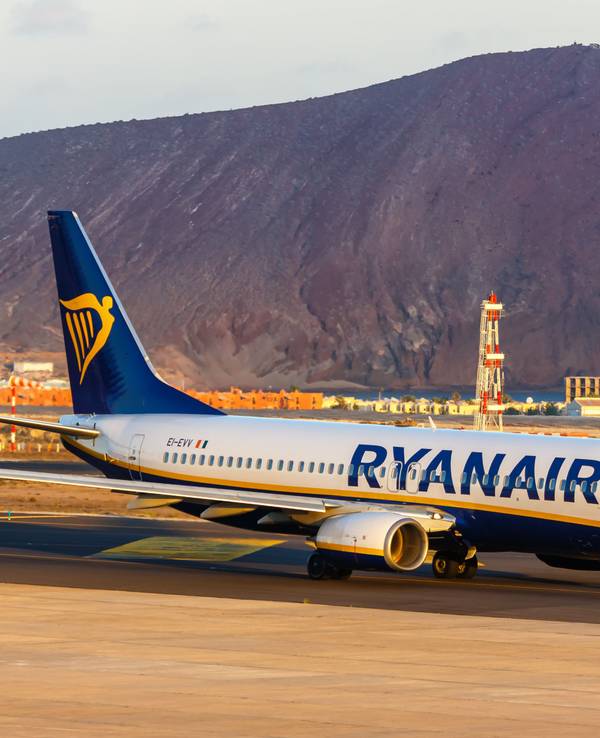 Eine Ryanair-Maschine am Flughafen Teneriffa.