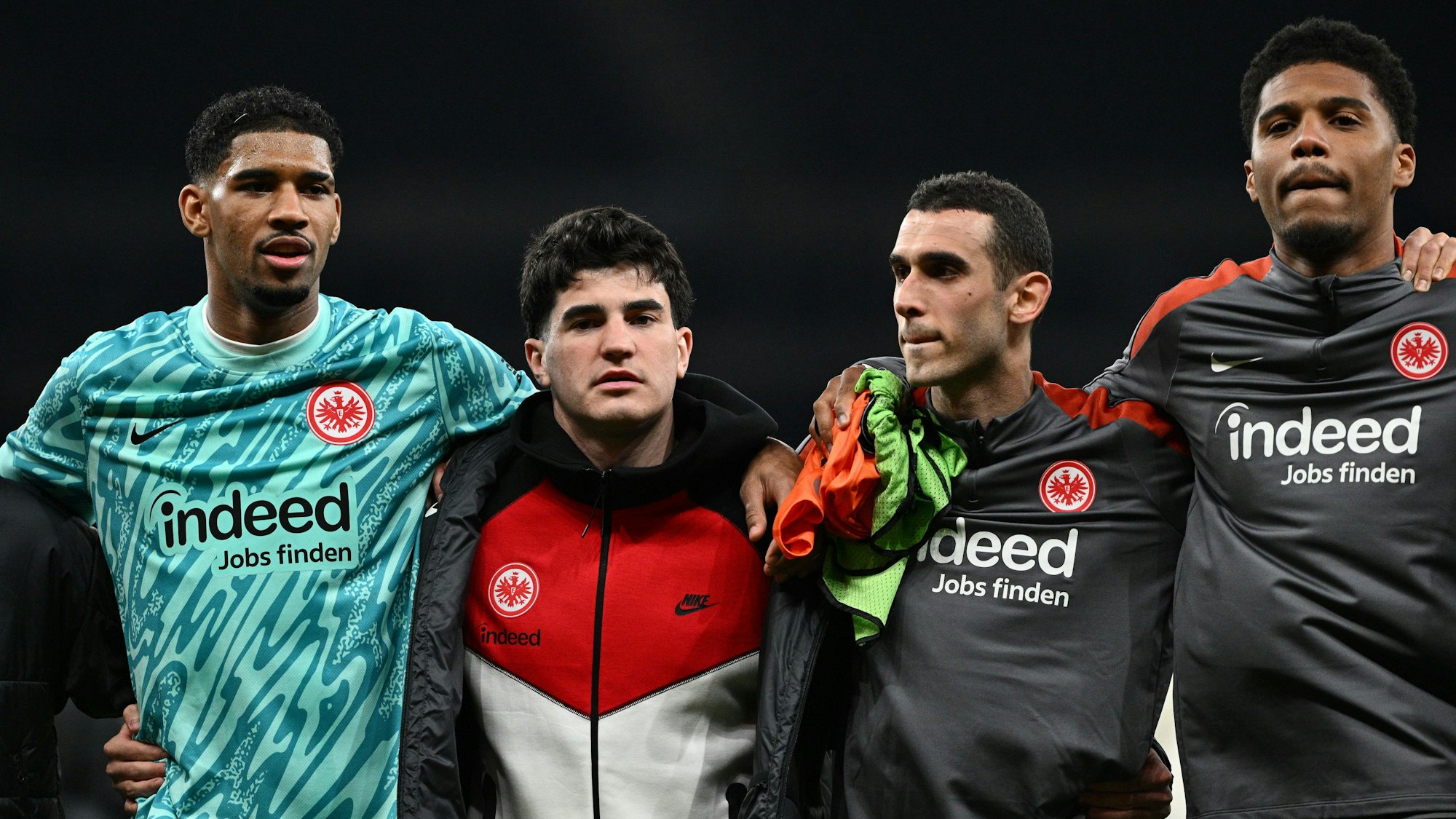 Torwart Kaua Santos mit seinen Teamkollegen vor der Eintracht-Fankurve.