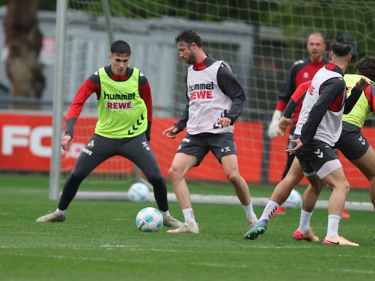 Mark Uth behautet im Training den Ball.