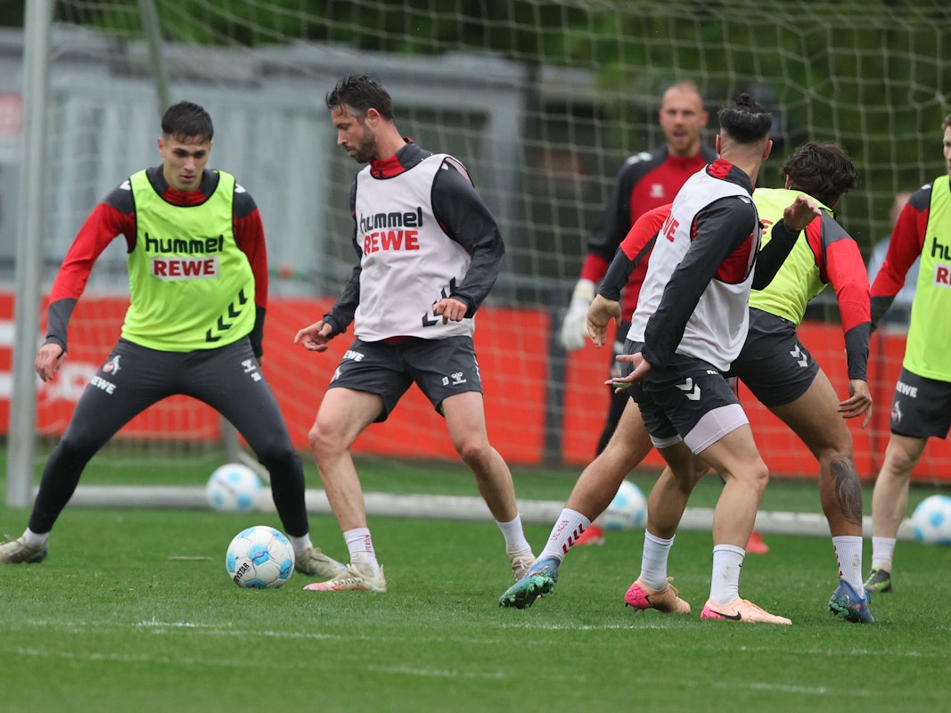 Mark Uth behautet im Training den Ball.