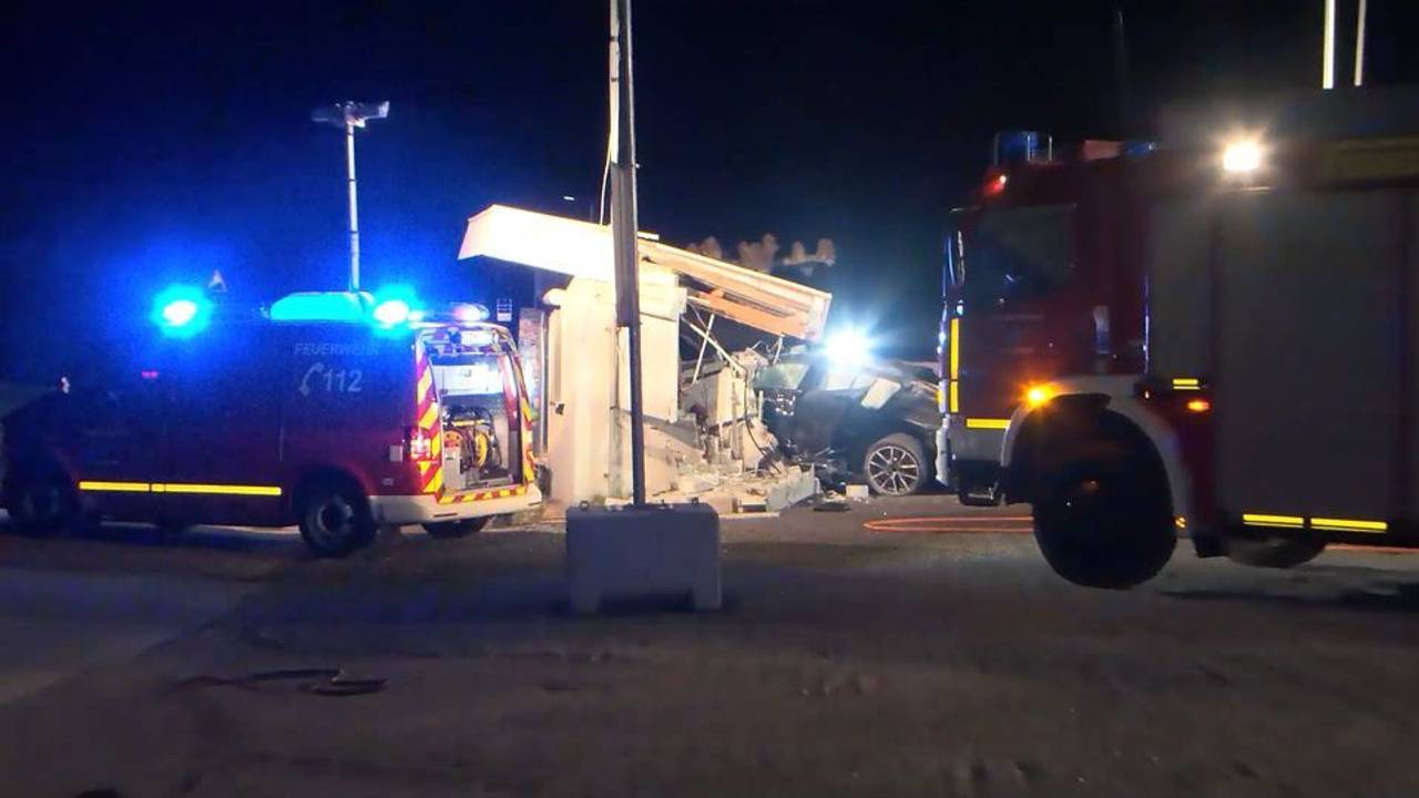 Am Hockenheimring hat ein junger Mann nachts die Kontrolle über einen 530 PS-starken Wagen verloren und raste in ein Kassenhäuschen.