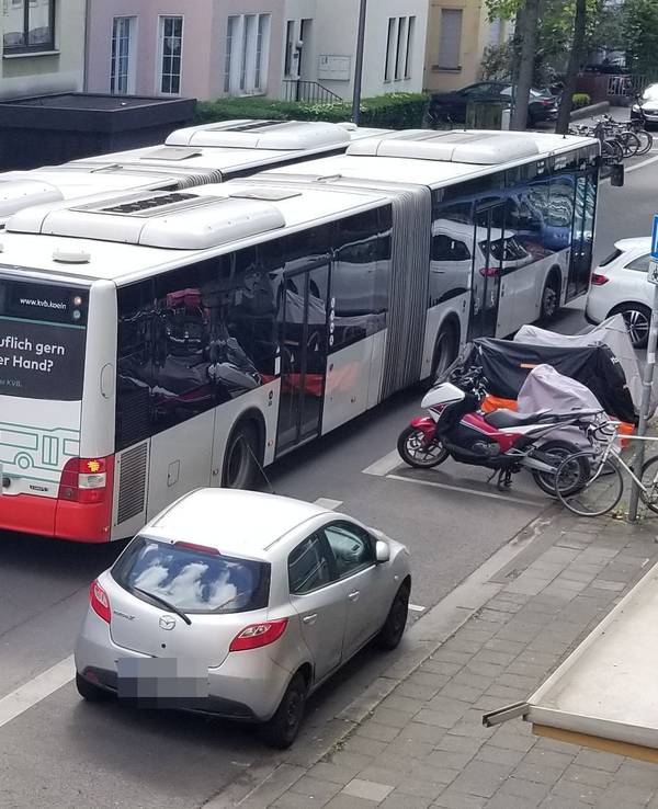 In Köln-Riehl blieben am Samstag (19. April 2025) diese beiden Busse der Linie 140 stecken.