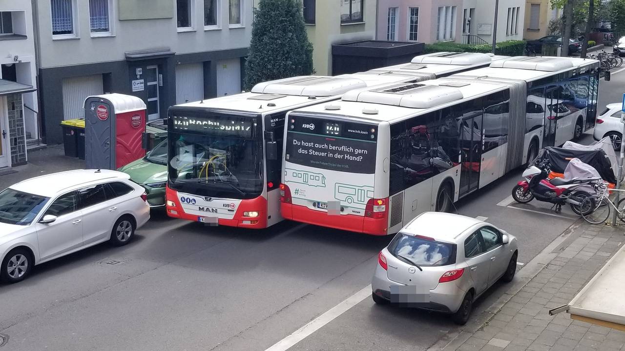 In Köln-Riehl blieben am Samstag (19. April 2025) diese beiden Busse der Linie 140 stecken.