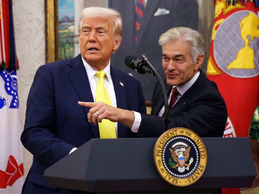 Donald Trump und Dr. Mehmet Oz bei der Vereidigungszeremonie des Mediziniers.