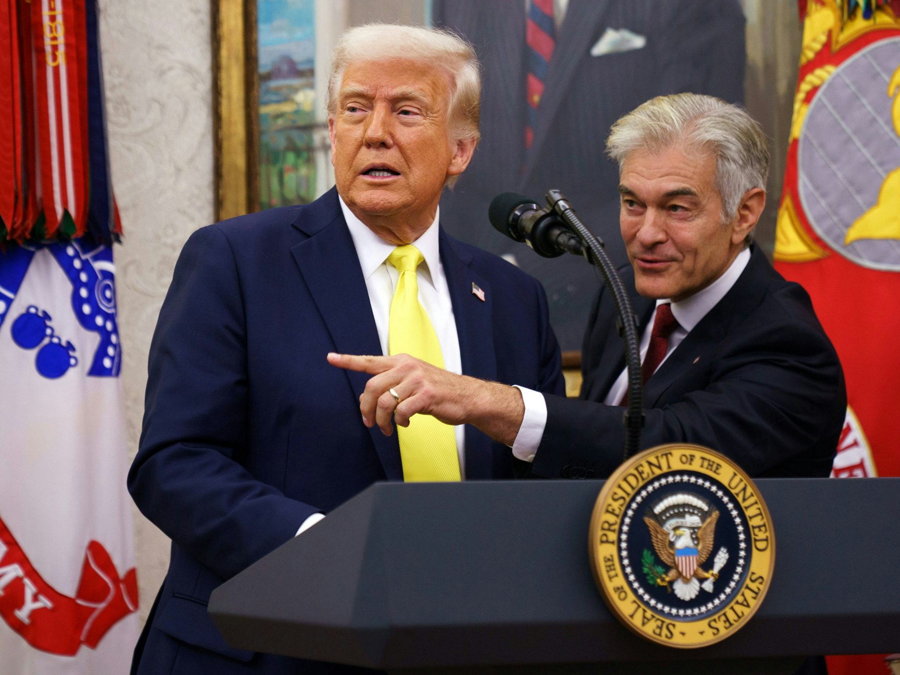 Donald Trump und Dr. Mehmet Oz bei der Vereidigungszeremonie des Mediziniers.
