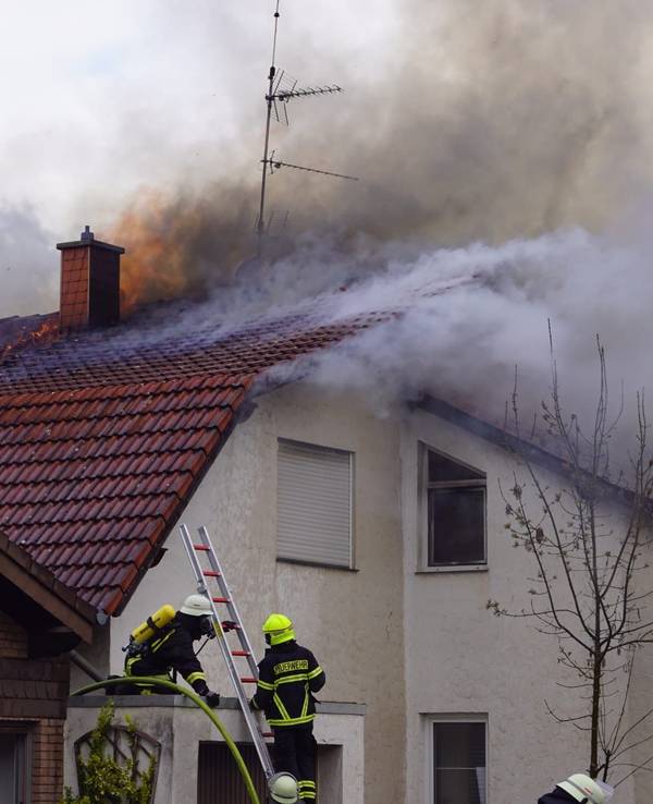 Einsatzkräfte der Feuerwehr sind bei einem Dachstuhlbrand im Einsatz.