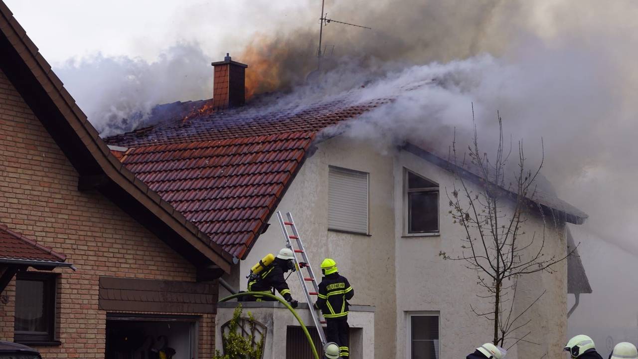 Einsatzkräfte der Feuerwehr sind bei einem Dachstuhlbrand im Einsatz.