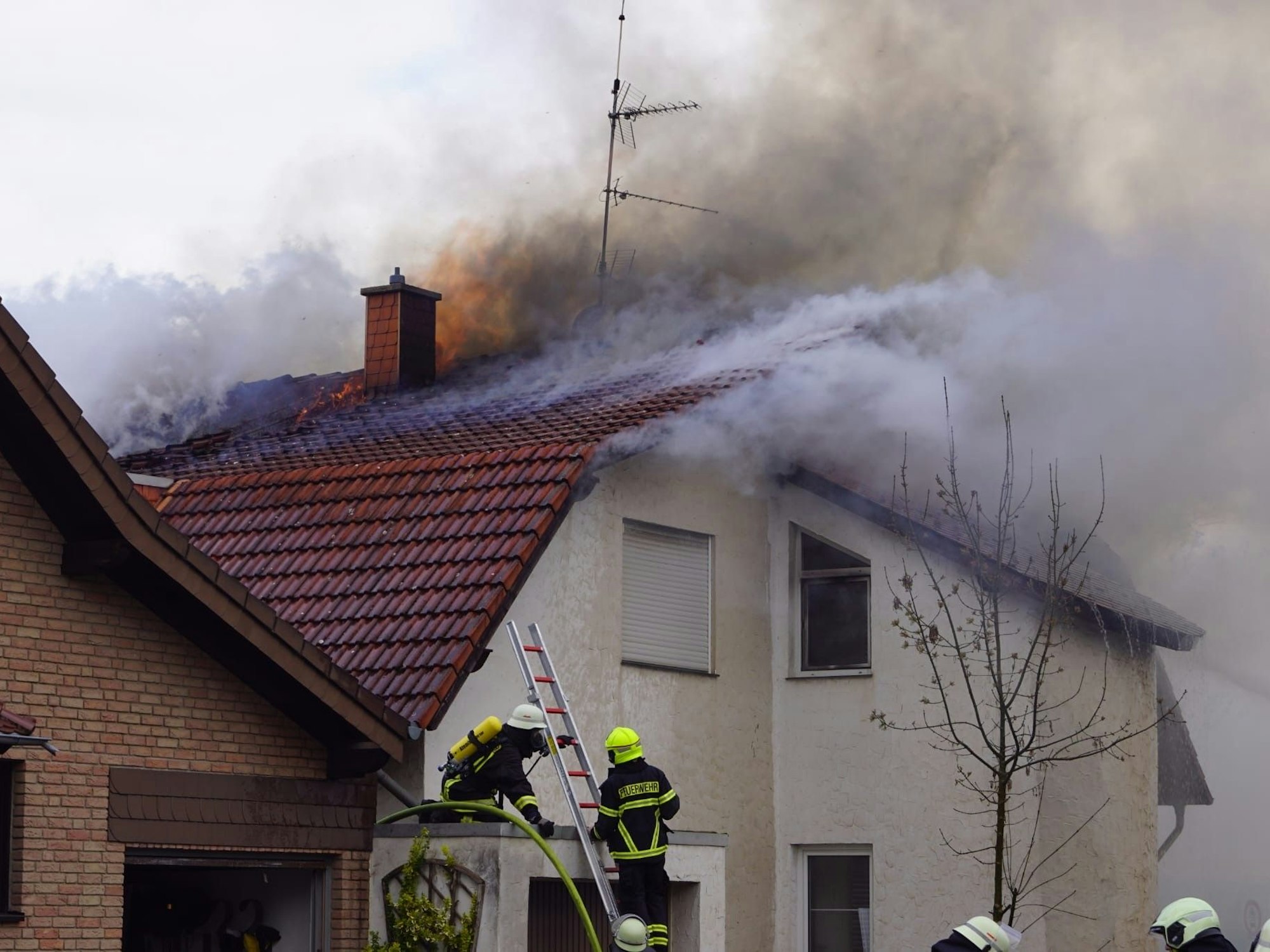 Einsatzkräfte der Feuerwehr sind bei einem Dachstuhlbrand im Einsatz.
