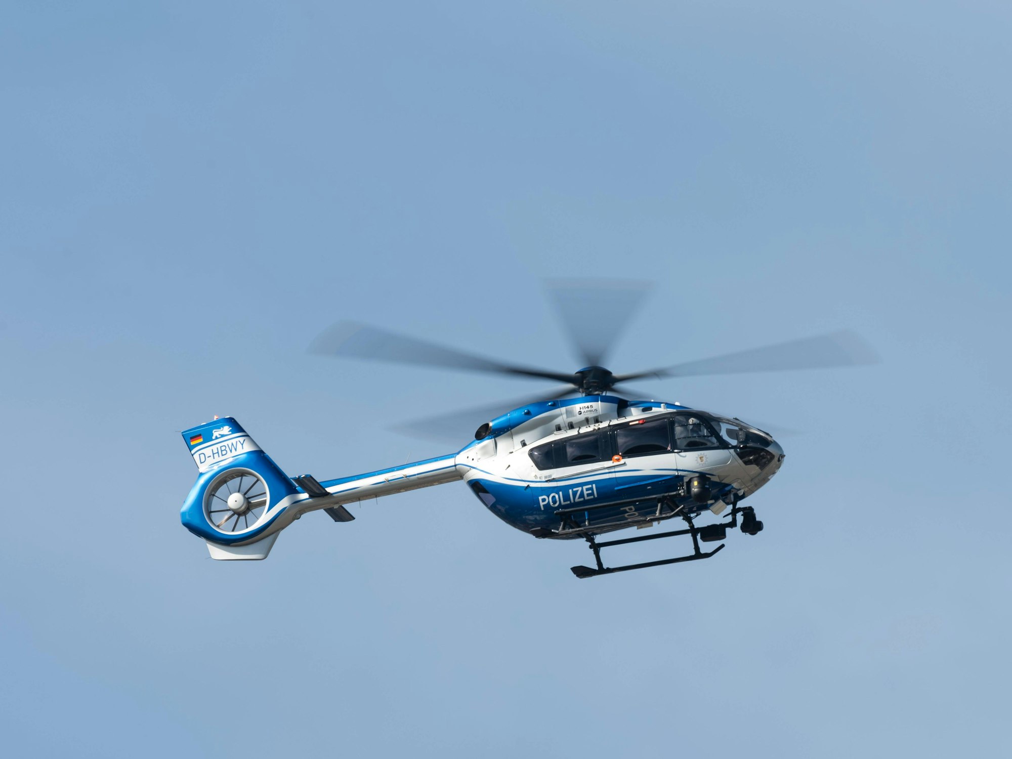 Das Symbolfoto zeigt einen Hubschrauber des Typs AIRBUS H145 der Polizei.
