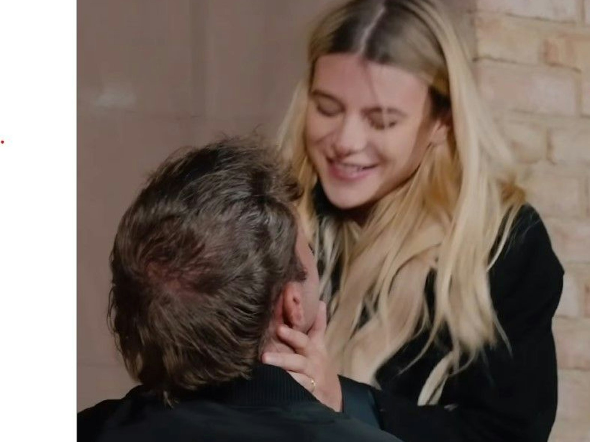 Christian Wolf geht vor Romina Palm auf die Knie und macht ihr einen Antrag.